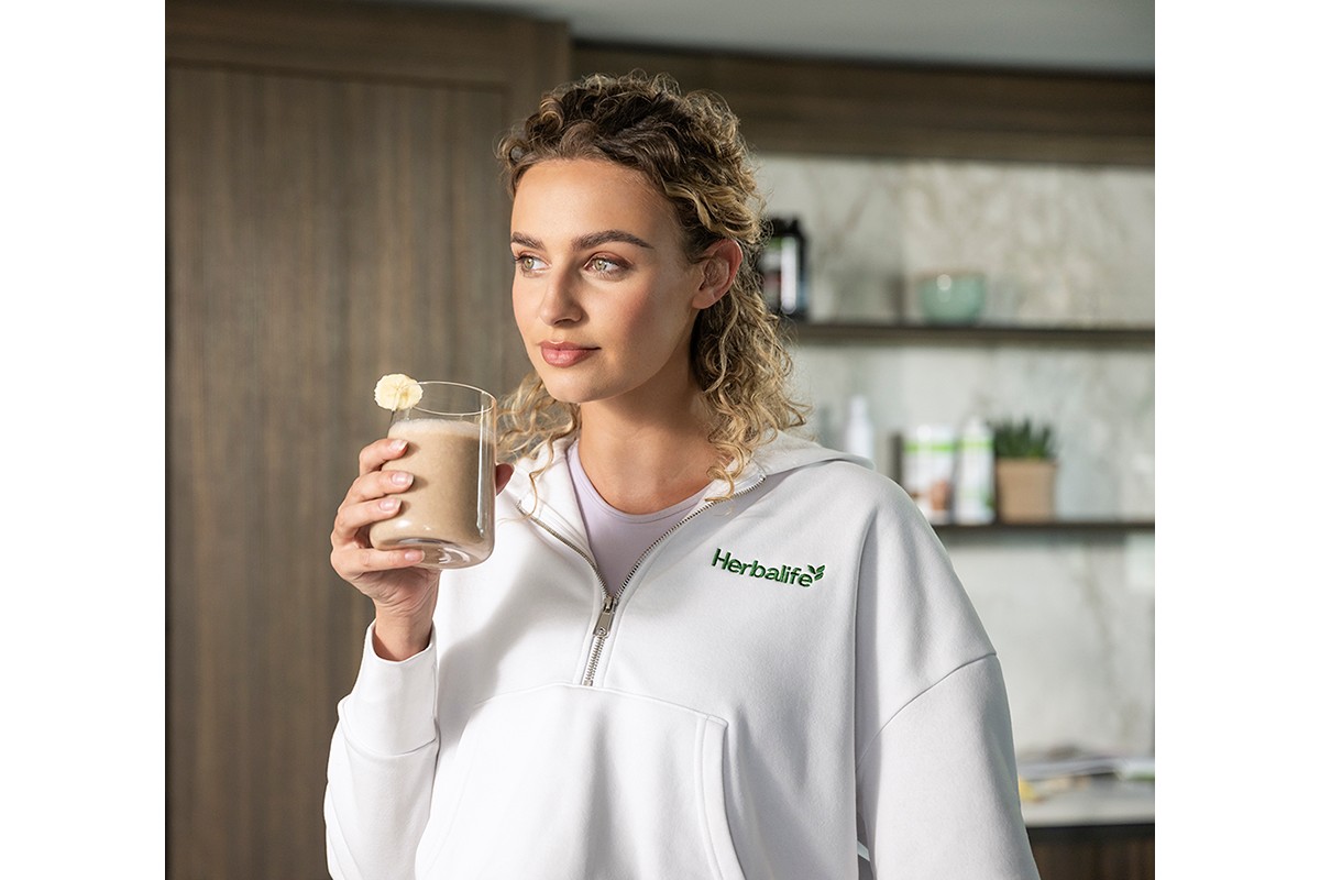 Donna sorridente con uno shake Formula 1
